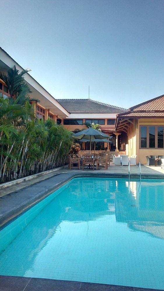 Hotel Mutiara Cilacap Eksteriør bilde